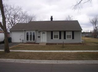 9 Edgewood Dr, Streamwood, IL 60107