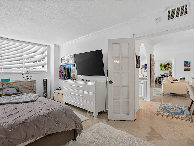 1238 Hillsboro Mile #307 — Photo 9