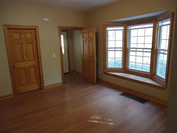 Living Room 220 Cedarwood Ter w/ Bay windows