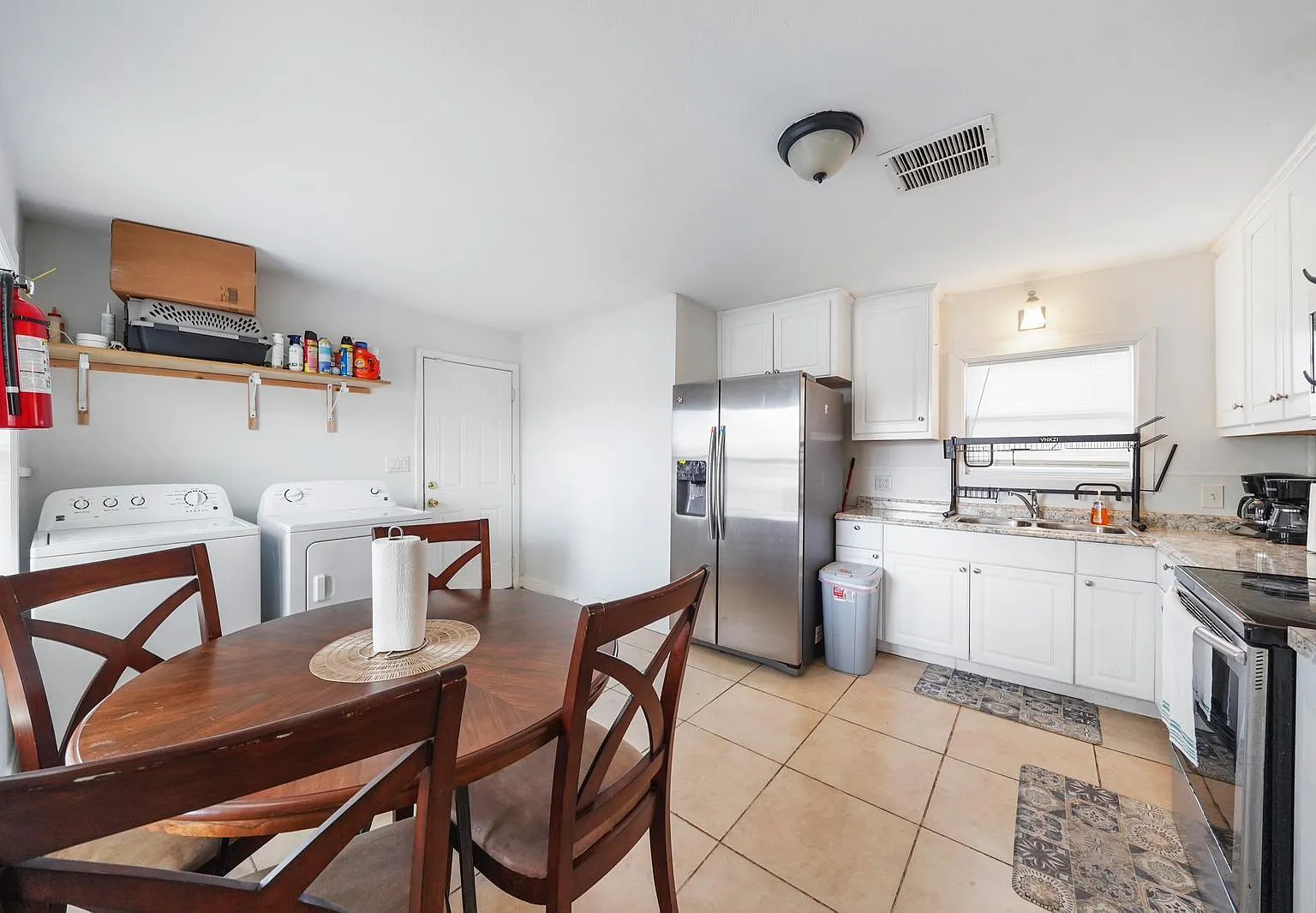3 bed, 2.0 bath, 1261 sqft, $1,800 — Photo 2