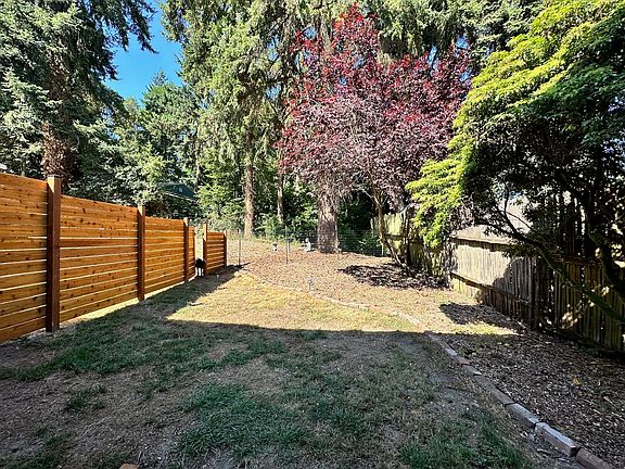 4th image of 844 SW 132nd St