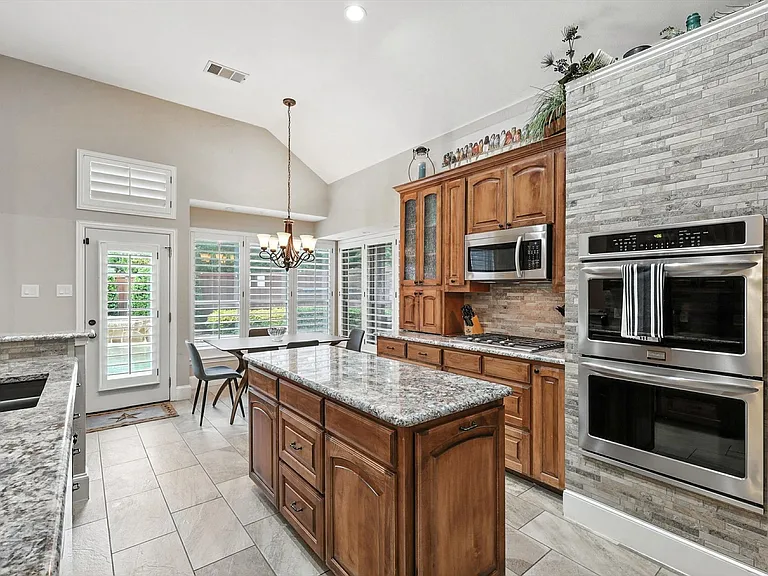 2303 Chapelwood Dr — Photo 13