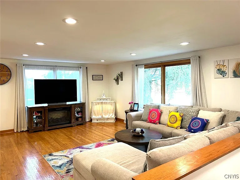 302 Oakridge Dr — Photo 5