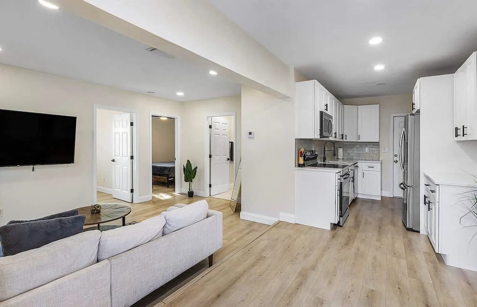 2 bed, 1.0 bath, $5,766 — Photo 2