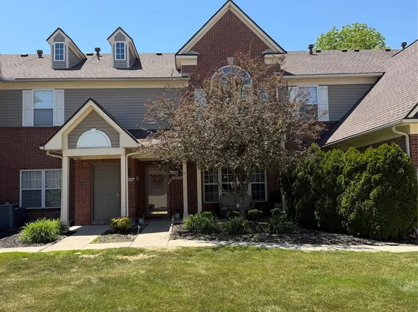 27345 Hidden Oaks Dr, Brownstown, MI 48183