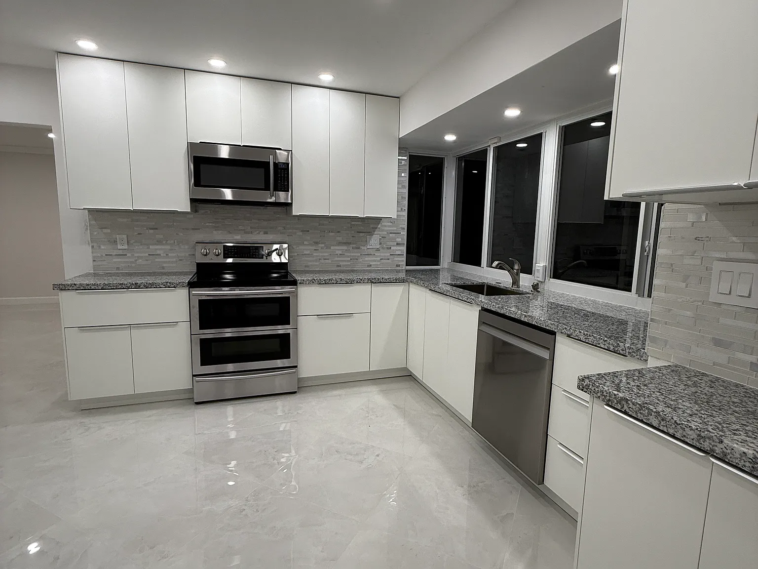 4 bed, 2348 sqft, $4,400 — Photo 3