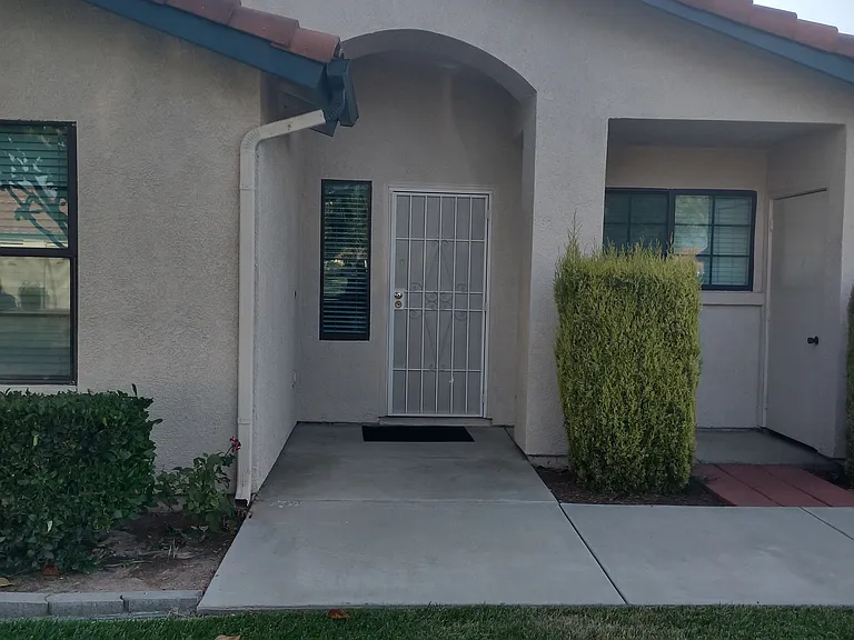 1061 Mountain View Dr — Photo 2