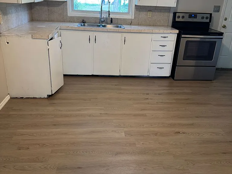 1669 S Hickory Ave — Photo 4
