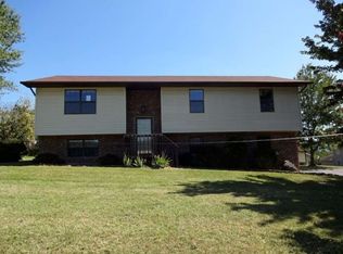 214 Englewood Ave, Mount Carmel, TN 37645