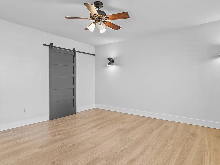8036 N 17th Dr — Photo 10