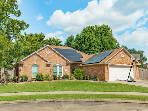 57 Peppermint Ct, Lake Jackson, TX 77566