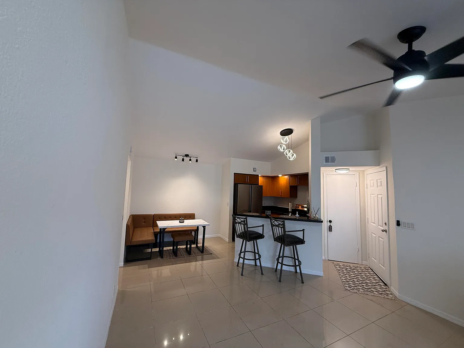 2 bed, 2.0 bath, 1027 sqft, $2,050 — Photo 3