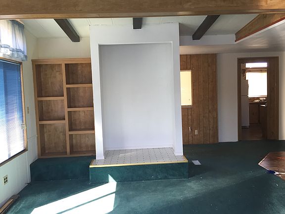 Livingroom w/ entertain Cntr