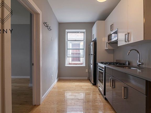 2nd image of 1601 Park Pl #22