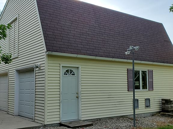 2-story shed in back