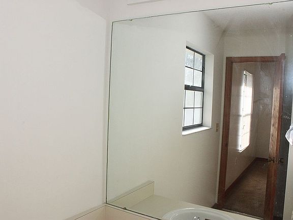 5th image of 840 Center Ave APT 20