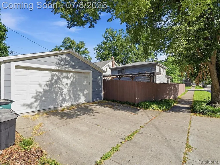 828 E 2nd St — Photo 25