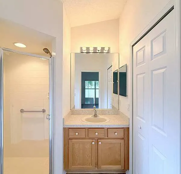 240 Center Oak Cir — Photo 38