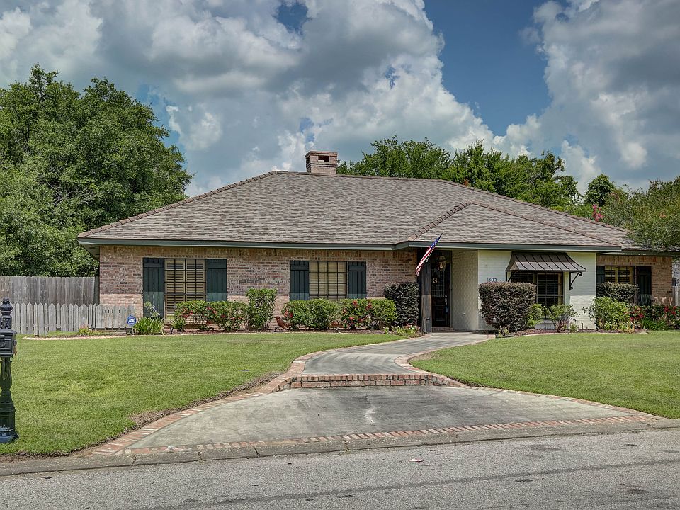 1st image of 303 Lakeside Dr