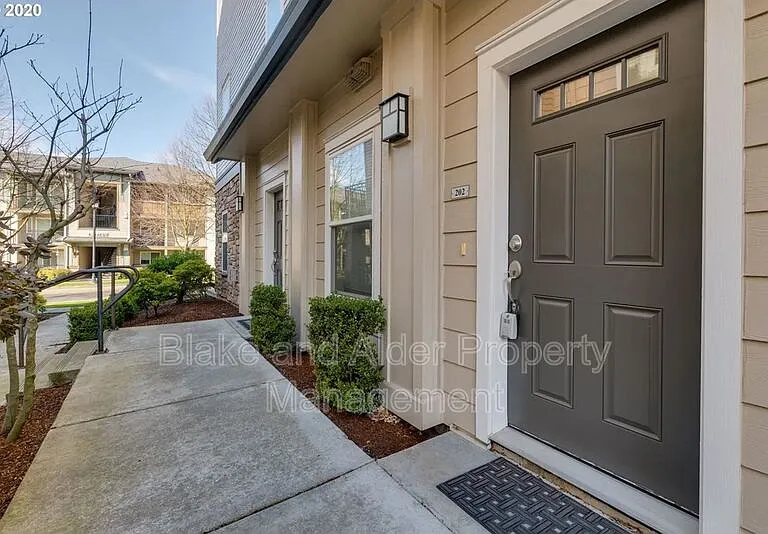 10805 NE Red Wing Way #202 — Photo 2
