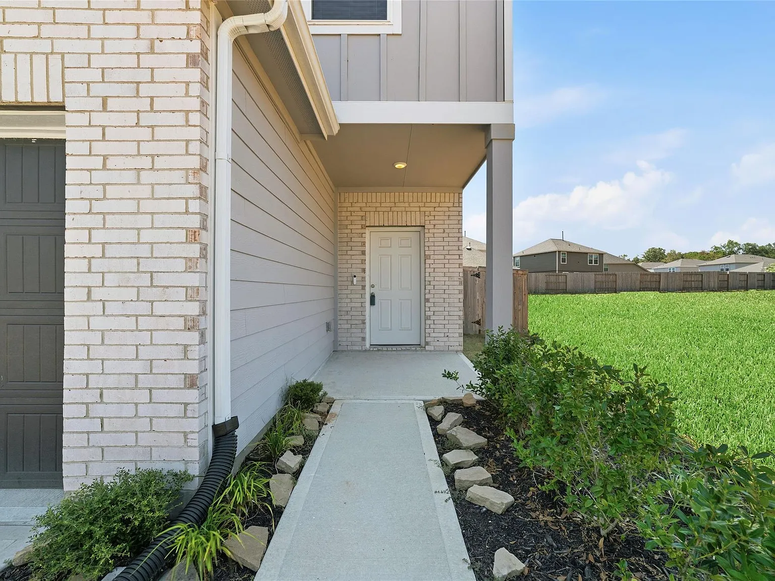 4 bed, 3.0 bath, 2260 sqft, $2,400 — Photo 3