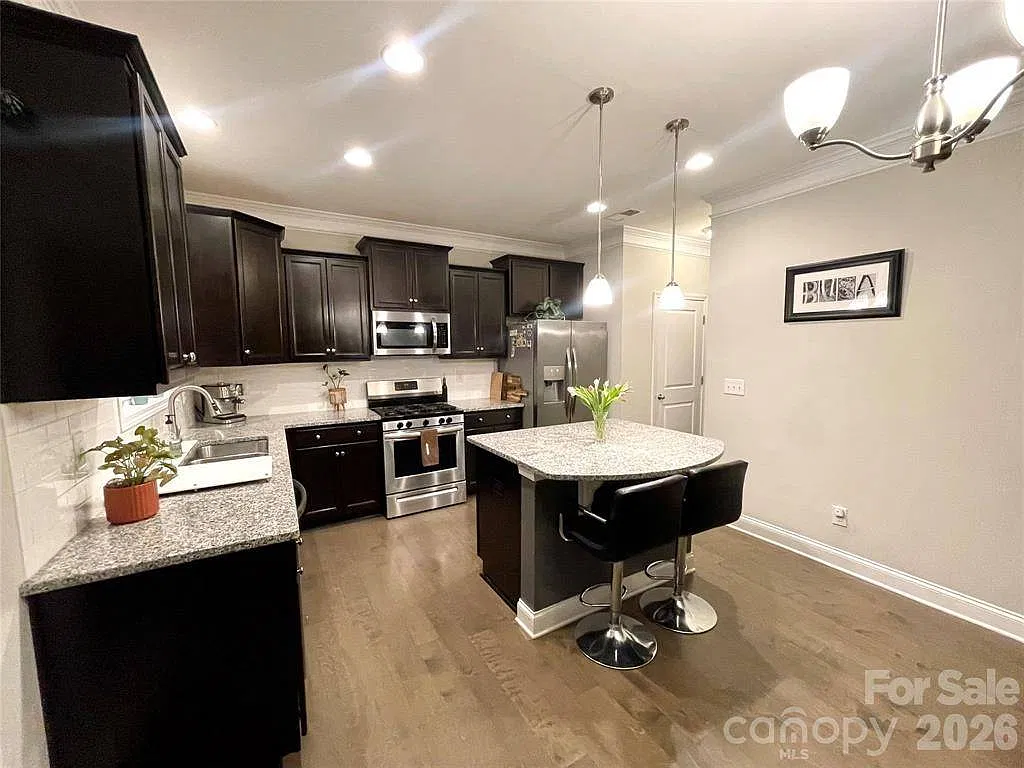 4 bed, 2.5 bath, $3,400 — Photo 2