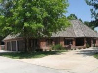 804 Loch Lommond Dr, Hutchinson, KS 67502