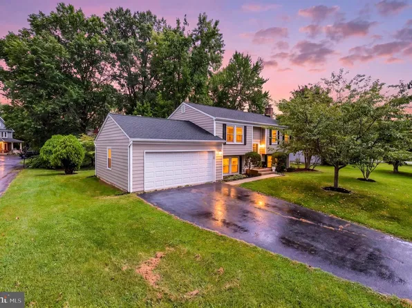 2623 Armada St, Herndon, VA 20171