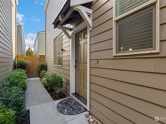 4th image of 2645 NE 130th Court