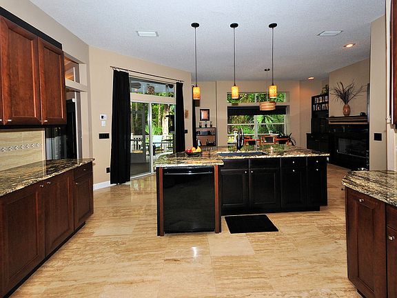 Open to Breakfast/Keeping Rm