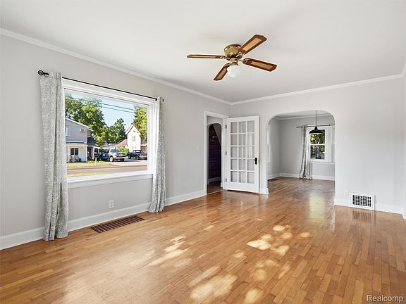 3rd image of 529 E Broad St