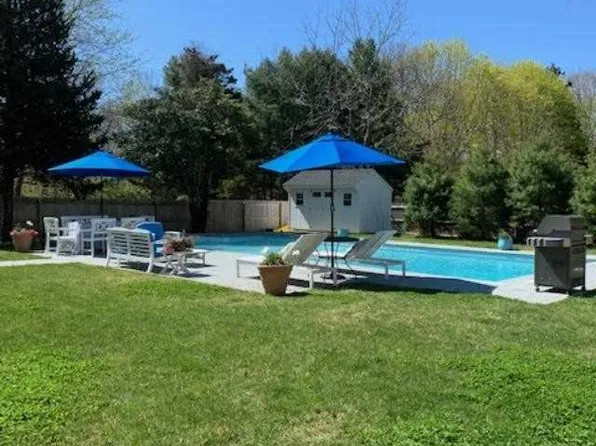 34 Central Ave, East Quogue, NY 11942