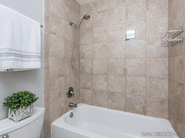 1645 Emerald St #1L — Photo 49