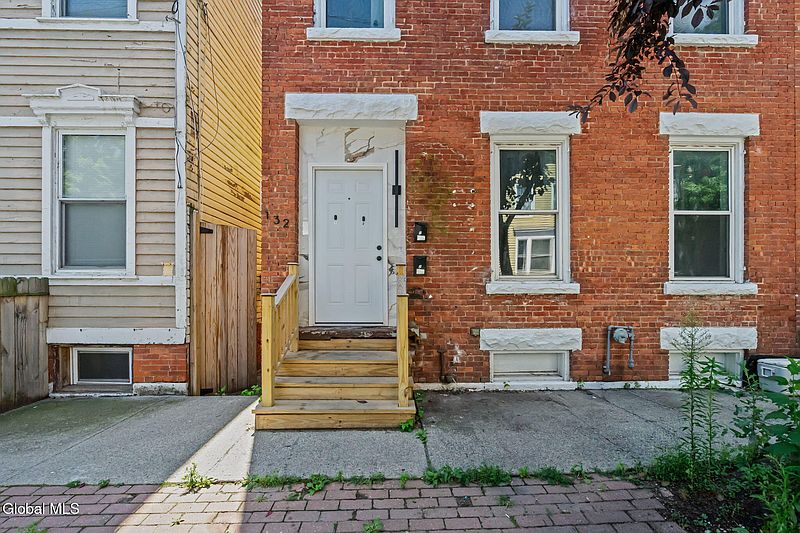 2nd image of 132 4th Avenue