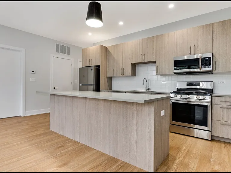 W Division St — Photo 1
