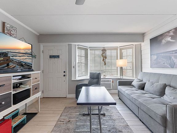 4th image of 402 E Saint Paul Ave #1