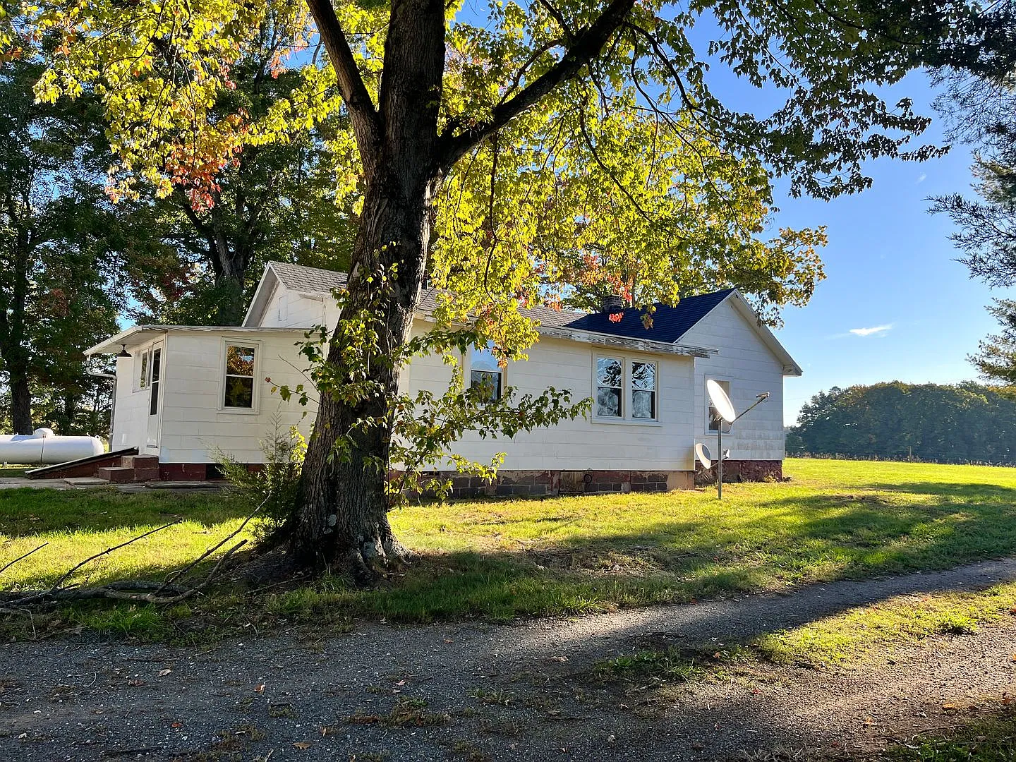 Adorable single level house in the country — Photo 1