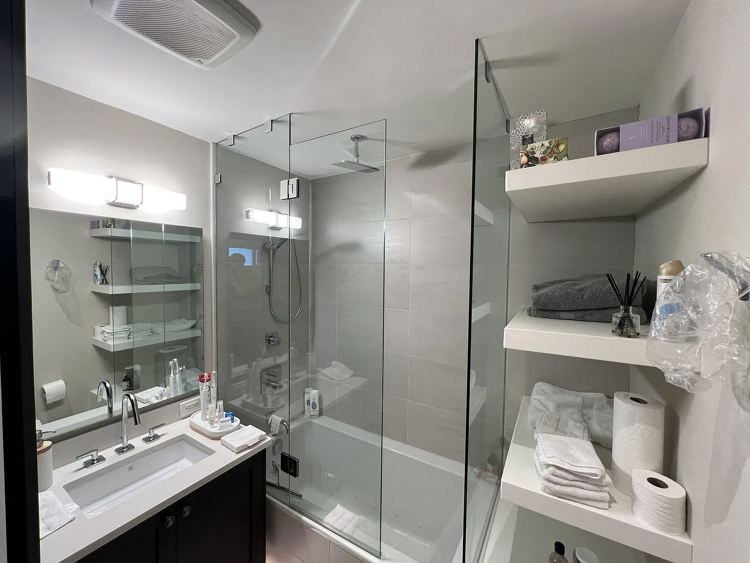 Furnished 2 Bed, 2 Bath Townhome in Whistler Cay Heights, Walk to the Village — Photo 3