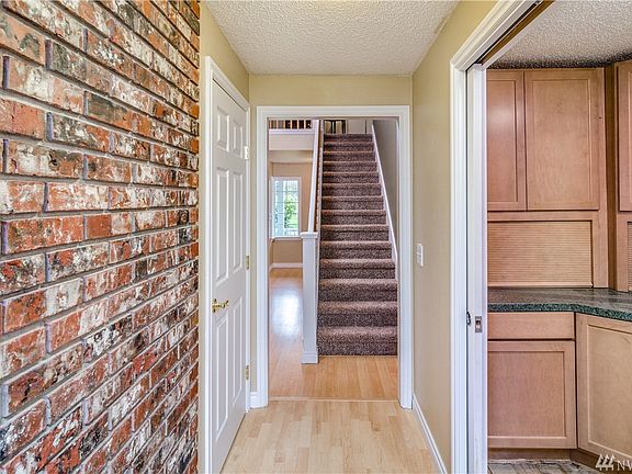 3rd image of 815 Ticonderoga Pl NE