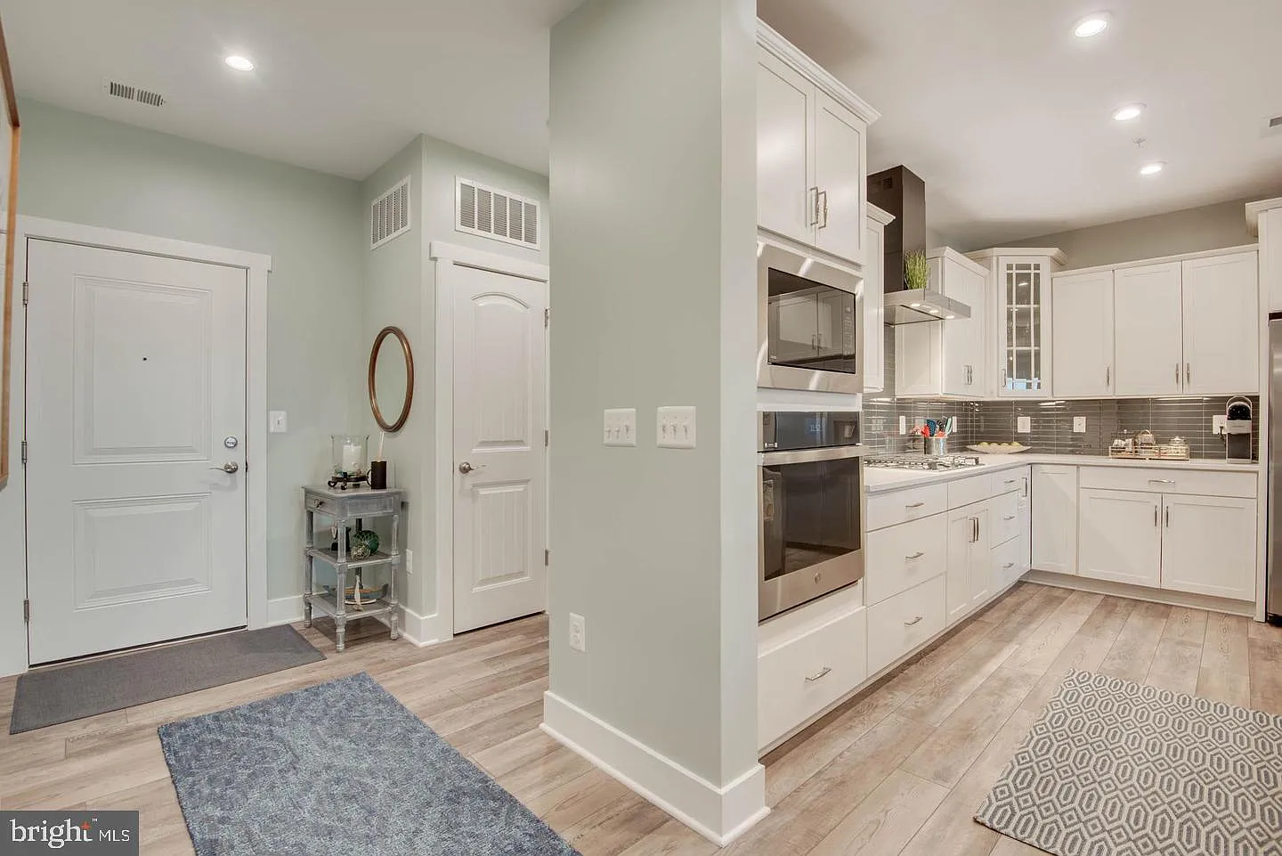 2 bed, 2.5 bath, 1900 sqft, $4,200 — Photo 3