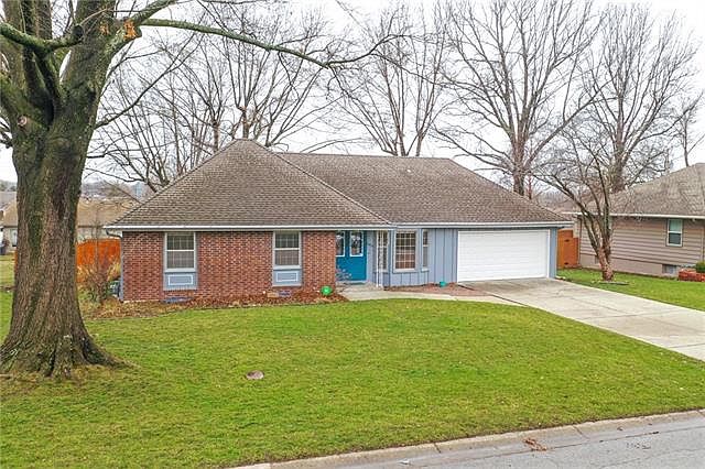 1st image of 204 SE Westwind Dr