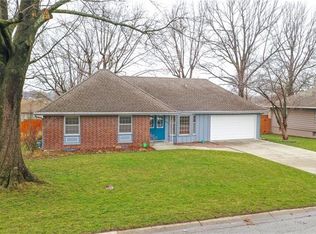 204 SE Westwind Dr, Lees Summit, MO 64063