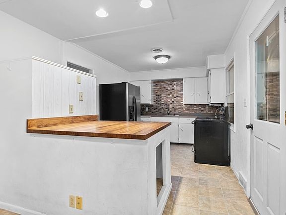 5th image of 1643 Algoma Blvd