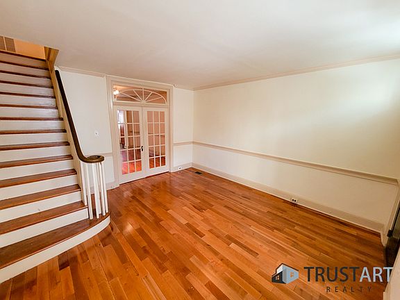 3rd image of 3704 Calumet St #1