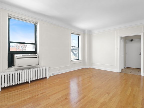 3rd image of 10 W Elm St APT 1205