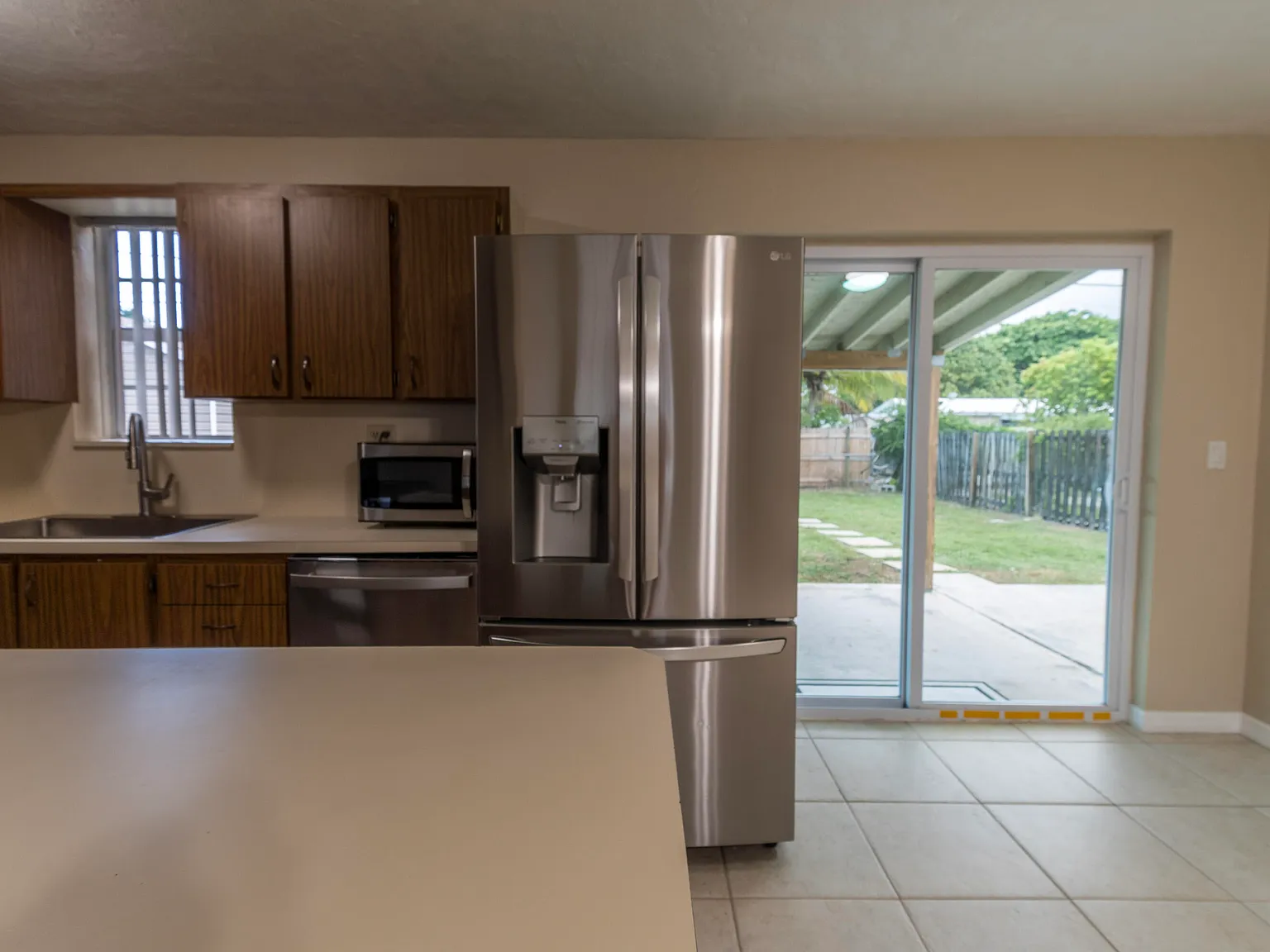 3 bed, 1.0 bath, 912 sqft, $2,800 — Photo 3