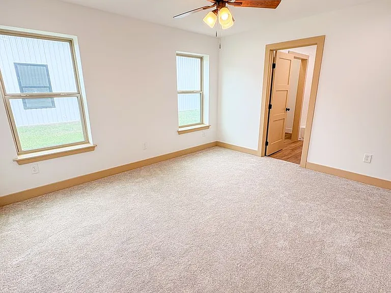 1105 E Navarro Ave — Photo 15