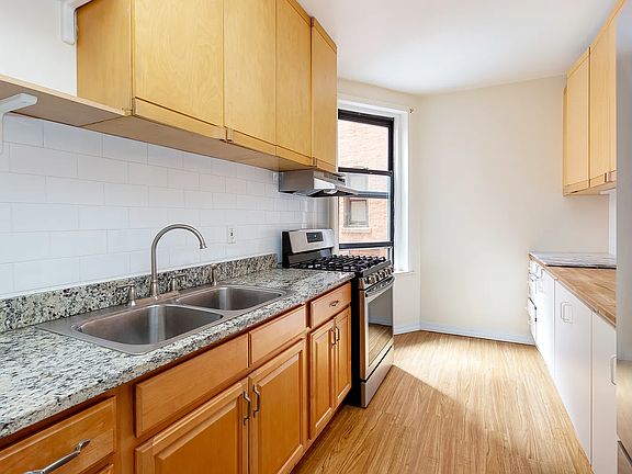 3rd image of 828 Gerard Ave APT 1E