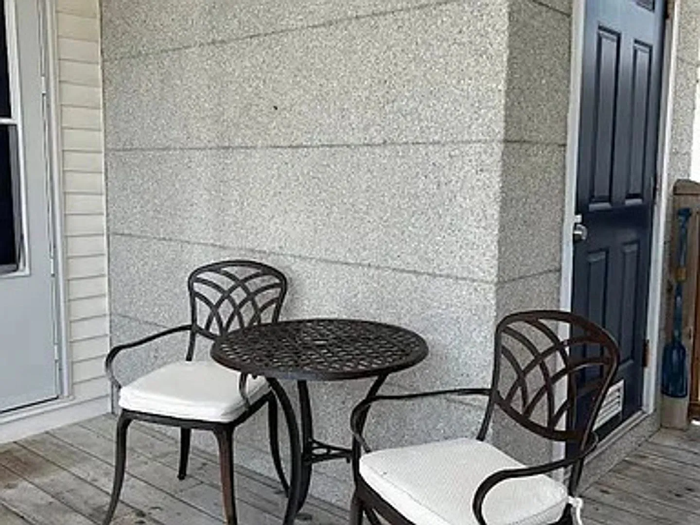 Fully Furnished 1 bed/ 1 bath Island Square Condo — Photo 2