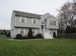 6272 Farmview Ln, Cicero, NY 13039